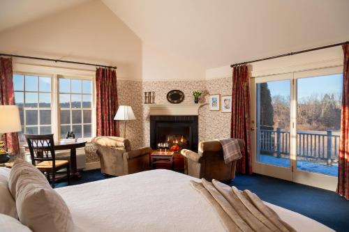 een slaapkamer met een bed en een woonkamer met een open haard bij Chesterfield Inn in West Chesterfield