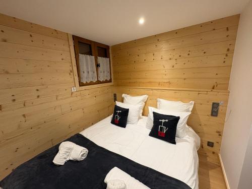 En eller flere senge i et værelse på Newly Renovated Chalet Le 5 Saint Marcel