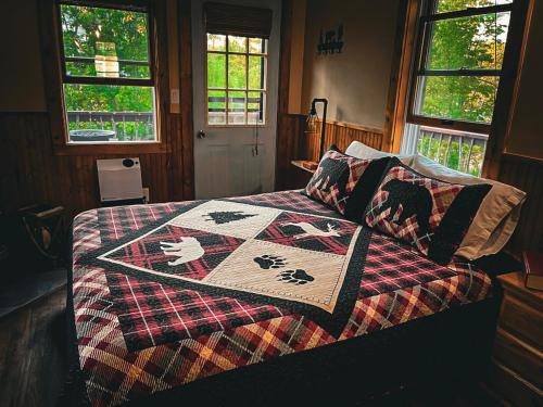 a bedroom with a bed with a quilt on it at Villa Gran Sasso in Hunter