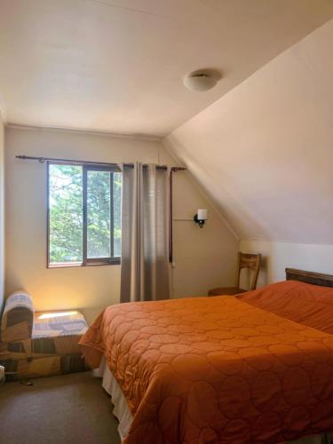a bedroom with a bed and a window at Casa en Pingueral para 7 personas in Dichato