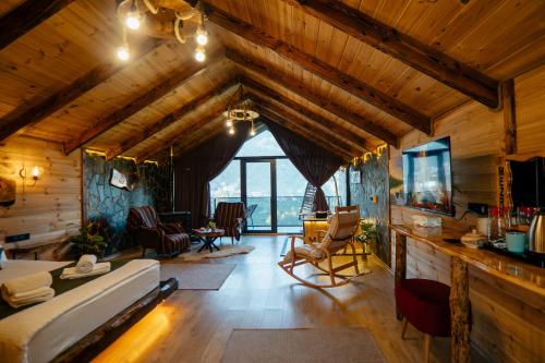 un salon avec un lit et une salle à manger dans l'établissement Mezrasuit Bungalov, à Çamlıhemşin