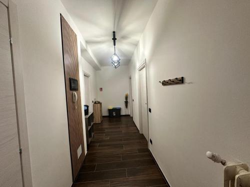 a hallway with white walls and a long hallway with a hallway at Dante appartamento in Fagnano Olona