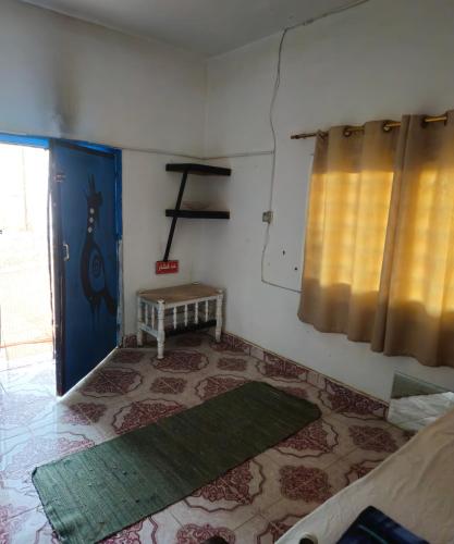 En eller flere senge i et værelse på RockyHouse Homestay