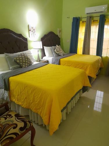 Postel nebo postele na pokoji v ubytování Serene Hideaway Guesthouse in Gated Stonebrook Manor