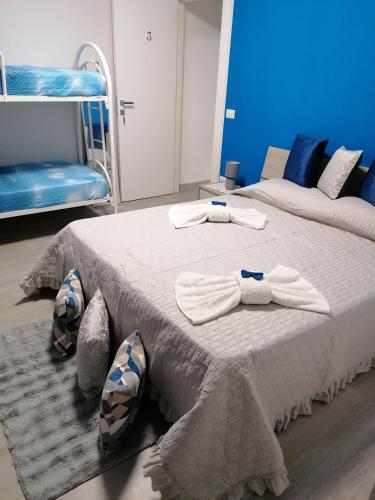 a hospital bed with towels on top of it at Villa Porto fossa in Marzamemi