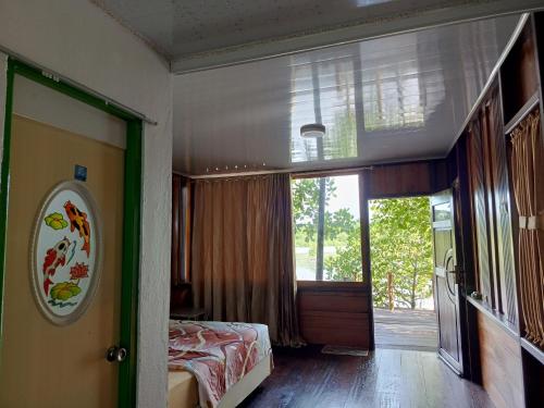 En eller flere senge i et værelse på Charitas cottage