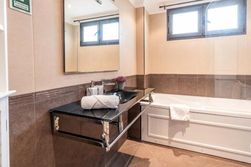 ein Badezimmer mit Waschbecken und Badewanne in der Unterkunft Apartamento Ruby in Machico
