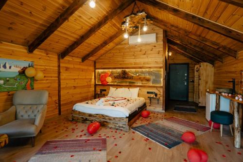 une chambre avec un lit et une chaise dans une pièce dans l'établissement Mezrasuit Bungalov, à Çamlıhemşin