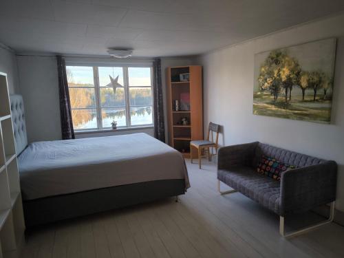 Postel nebo postele na pokoji v ubytování Embracing nature's Swedish house