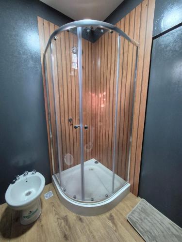 ein Badezimmer mit Dusche, Toilette und Waschbecken in der Unterkunft Container House in Cacheuta