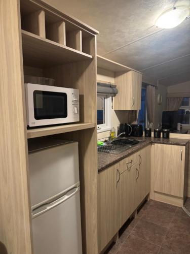 Nhà bếp/bếp nhỏ tại Wilson Getaways - Caravan Hire