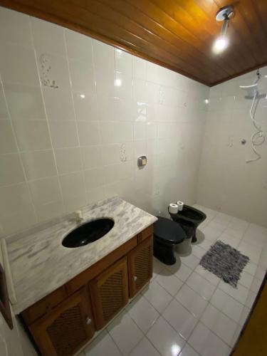 a bathroom with a sink and a toilet at Casa para Pernoite no Centro de Osório in Osório