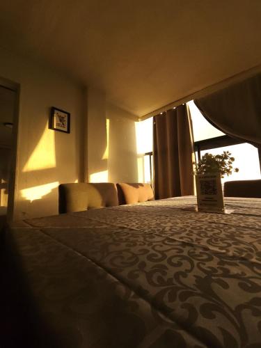 een hotelkamer met een bed met een bord erop bij Entire Space in Downtown Oaxaca Comfortable in Oaxaca City