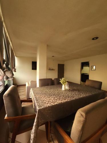 een eetkamer met een tafel en stoelen bij Entire Space in Downtown Oaxaca Comfortable in Oaxaca City