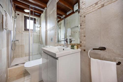 Et badeværelse på Stroumpi Private Pool Villa