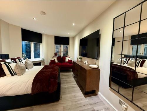 Postel nebo postele na pokoji v ubytování Cozy Studio Flat in Bradford City Centre