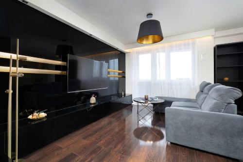 Stylish Air Conditioned Apartment with Balcony and City View by Noclegi Renters