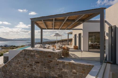 een huis met uitzicht op het water bij Avera Villas in Parikia