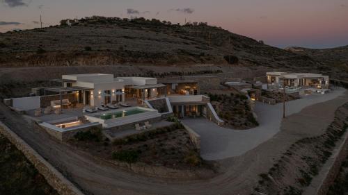 een luchtfoto van een huis in een berg bij Avera Villas in Parikia