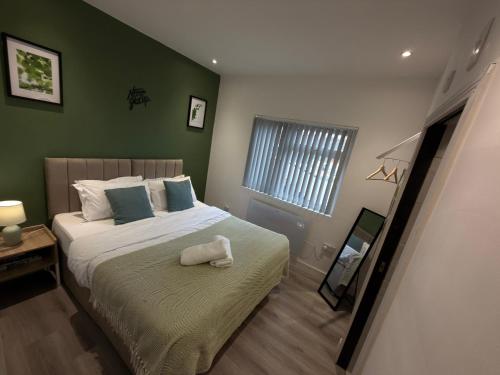 Postel nebo postele na pokoji v ubytování 124A The Luxury Suite 1st floor modern apartment