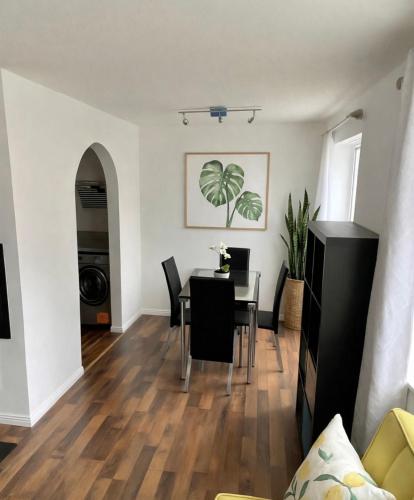 een eetkamer en woonkamer met een tafel en stoelen bij Crown Heights Executive Apartment in Manchester