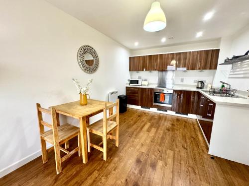 Køkken eller tekøkken på VIPAbodes at The Nankeville Woking