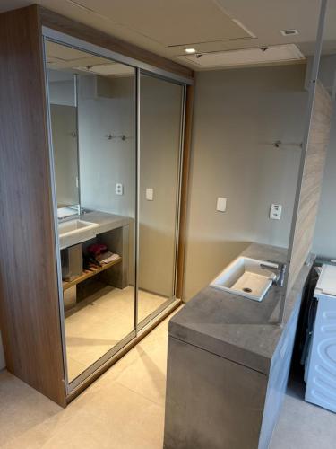 Ảnh trong thư viện ảnh của Paiva Home Stay com cama King e cozinha ở Recife