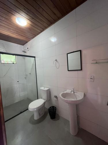 een badkamer met toilet en wastafel bij Residencial Bambu in Garopaba