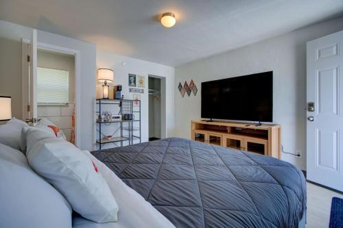een slaapkamer met een bed en een flatscreen-tv bij The Organic at PWC in Hot Springs