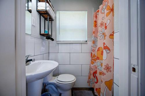 een badkamer met toilet en wastafel bij The Organic at PWC in Hot Springs