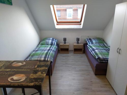 Giường trong phòng chung tại FLEX Aparts - große, möblierte Wohnung in Zwickau mit 2 Zimmern