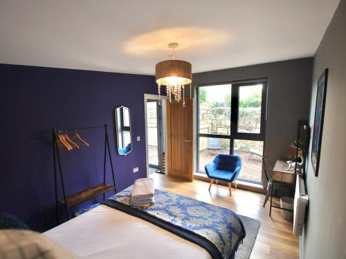 a bedroom with a bed and a blue wall at Narrowgate Castle Ocean Blue Lodge Central Alnwick Inc Sofa Bed in Alnwick