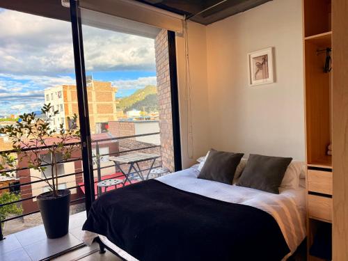 Giường trong phòng chung tại Elegante Loft Céntrico con Balcón