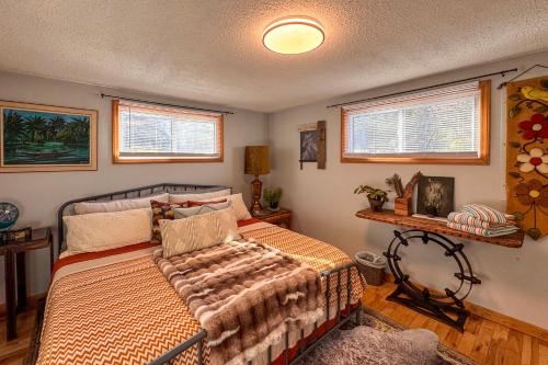 Et opholdsområde på Hot Tub and Stone Fire Pit Smoky Mountain Oasis!