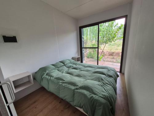 En eller flere senge i et værelse på Container House