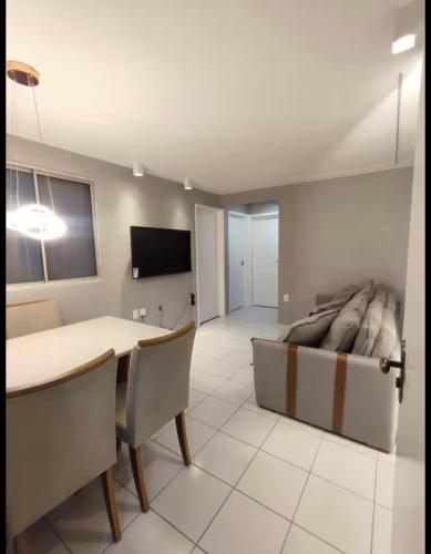 un soggiorno con un letto, un tavolo e delle sedie di Ótima localização 20 min Pajucara a Maceió