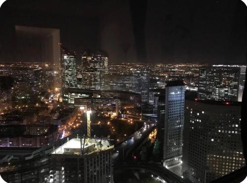 Vista generica su Puteaux o vista sulla città dall'interno dell'appartamento