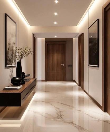 een hal met een deur en een vaas op de vloer bij kusum properties in Trofwi