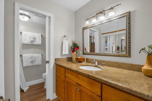 een badkamer met een wastafel en een spiegel bij Napili Shores D125 in Honokowai