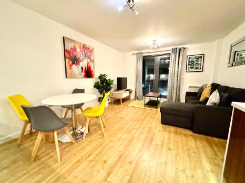 een woonkamer met een bank en een tafel bij VIPAbodes at Woking Central in Woking