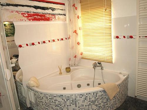 una vasca bianca in un bagno con finestra di Apartment Sorpelake a Sundern