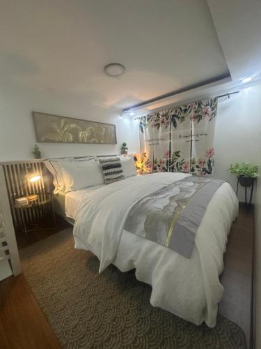 Giường trong phòng chung tại MisyEdz Homes Clark Dau Good for 2 Loft