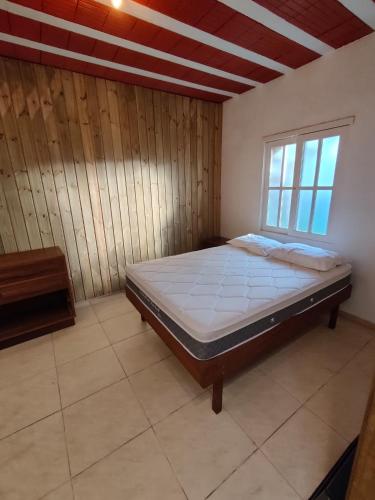 a bedroom with a bed in a room at Kitnet no Morro dos Conventos in Araranguá