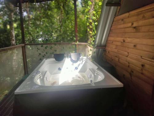 een badkuip met twee kopjes erop bij Eco Chalets La Ilusión in Quebradanegra