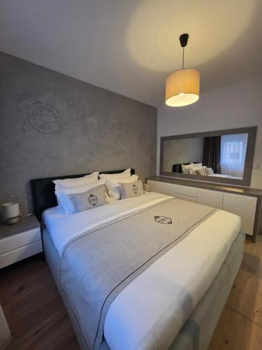 En eller flere senge i et værelse på Poki's Luxury Apartmens