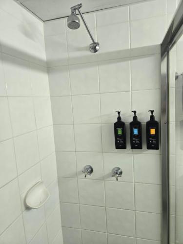 Phòng tắm tại Charbonnier Motor Inn