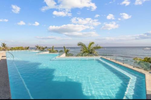 Bazén v ubytování Beautiful apartment with ocean view nebo v jeho okolí