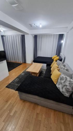 una camera da letto con un letto grande con cuscini gialli di Romansa Apartment a Skopje