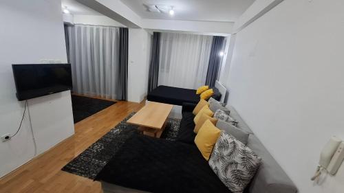 Televizorius ir (arba) pramogų centras apgyvendinimo įstaigoje Romansa Apartment
