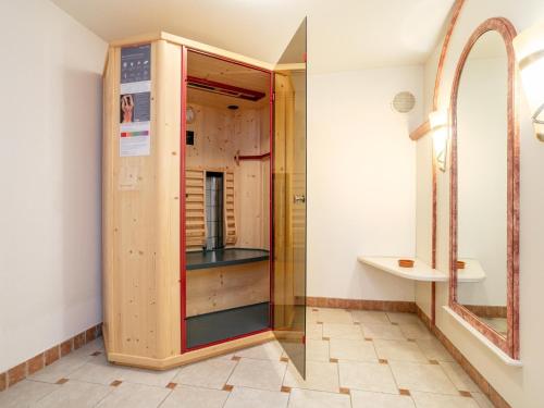 un ascenseur en verre dans une pièce avec un miroir dans l'établissement Landhaus Marchfeld Top 1, à Wildschönau